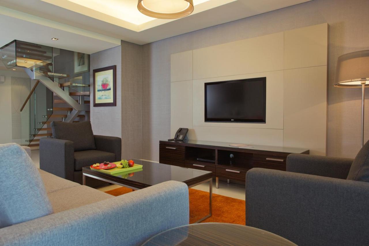 Majestic Arjaan By Rotana - Manama Aparthotel Exterior foto A living room in a suite at the Ritz-Carlton, Kuala Lumpur