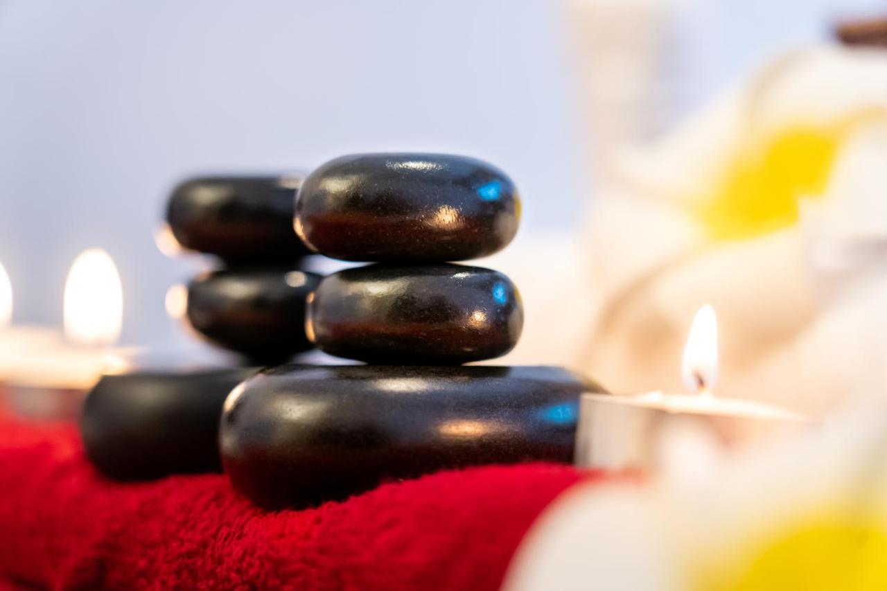 Majestic Arjaan By Rotana - Manama Aparthotel Exterior foto A stack of massage stones